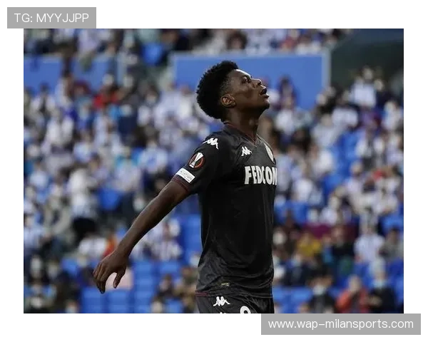 曼联神秘女子现身训练基地，英媒彻底炸了